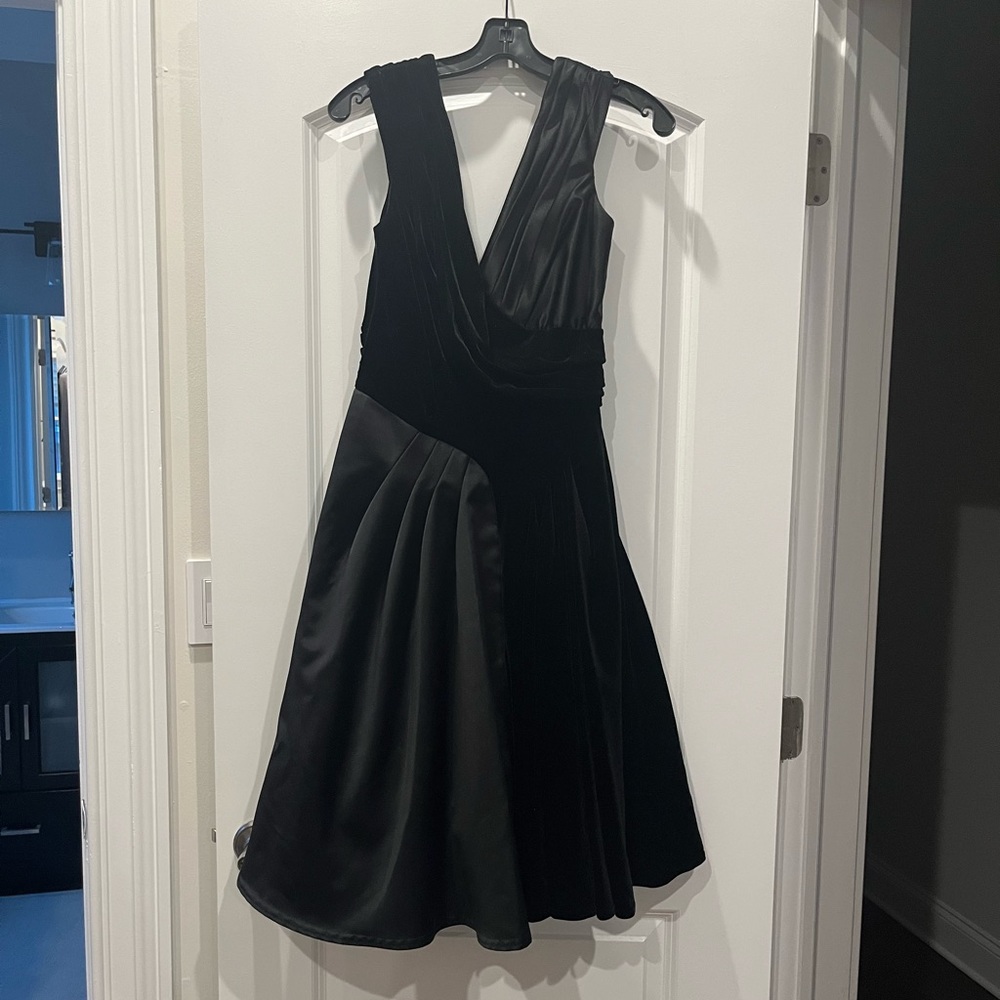 Tadashi Black Velvet and Silk Cocktail Dress - Size 6